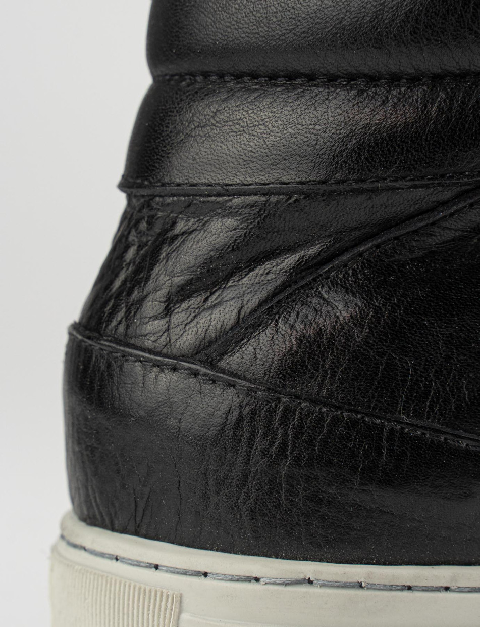 Sneaker fondo gomma e soletto interno in vera pelle. Tomaia in morbida nappa con cerniera laterale nero