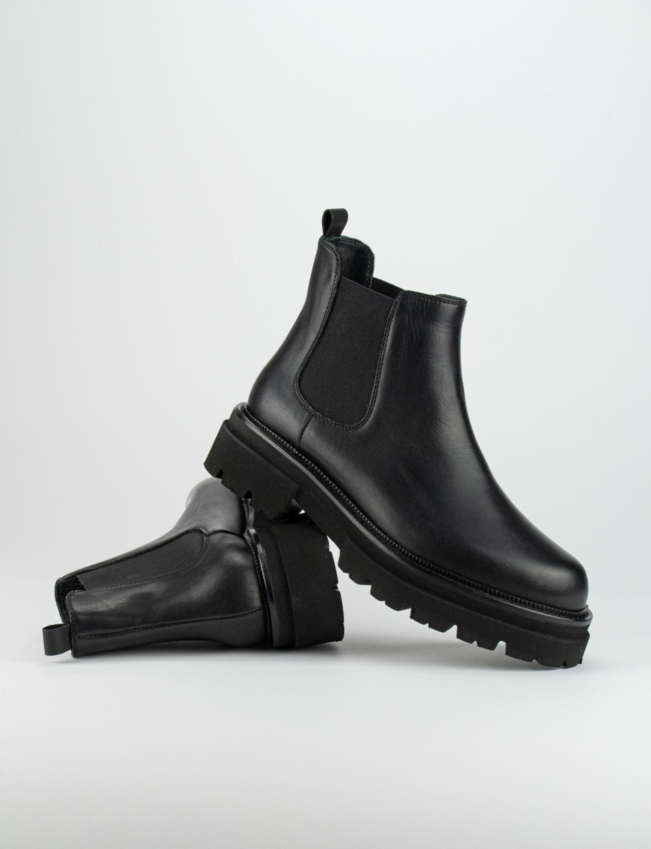 Low heel ankle boots heel 3 cm black leather