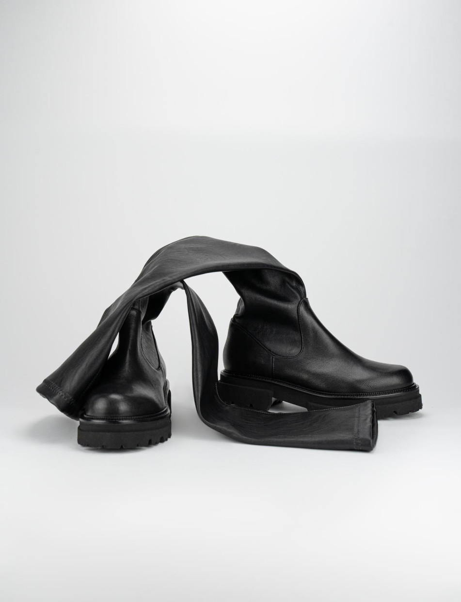 Low heel boots heel 2 cm black leather