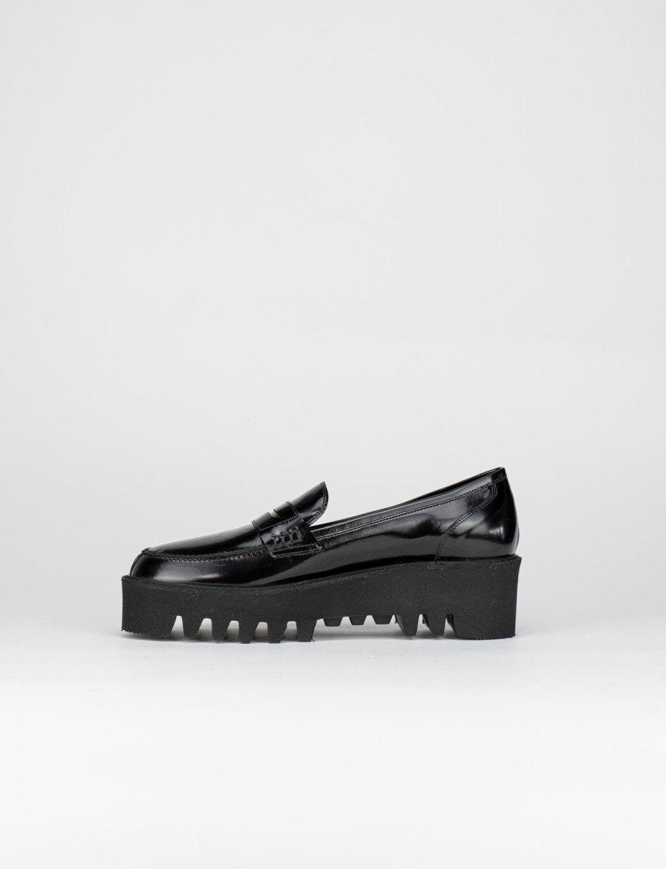 Mocassino tacco 2cm con  fondo gomma seghettato 4cm e soletto interno in vera pelle. Tomaia in pelle lucida abrasivata nero