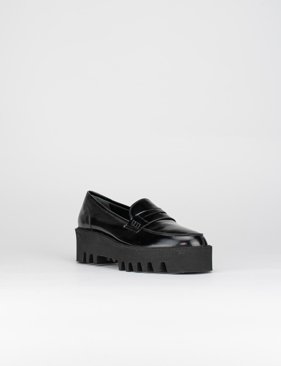 Mocassino tacco 2cm con  fondo gomma seghettato 4cm e soletto interno in vera pelle. Tomaia in pelle lucida abrasivata nero