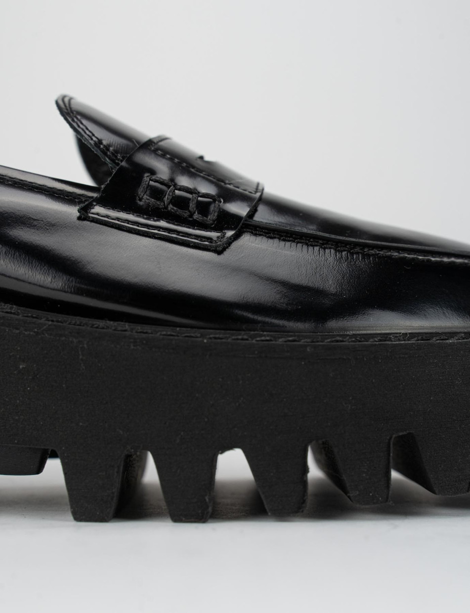 Loafers heel 2 cm black leather