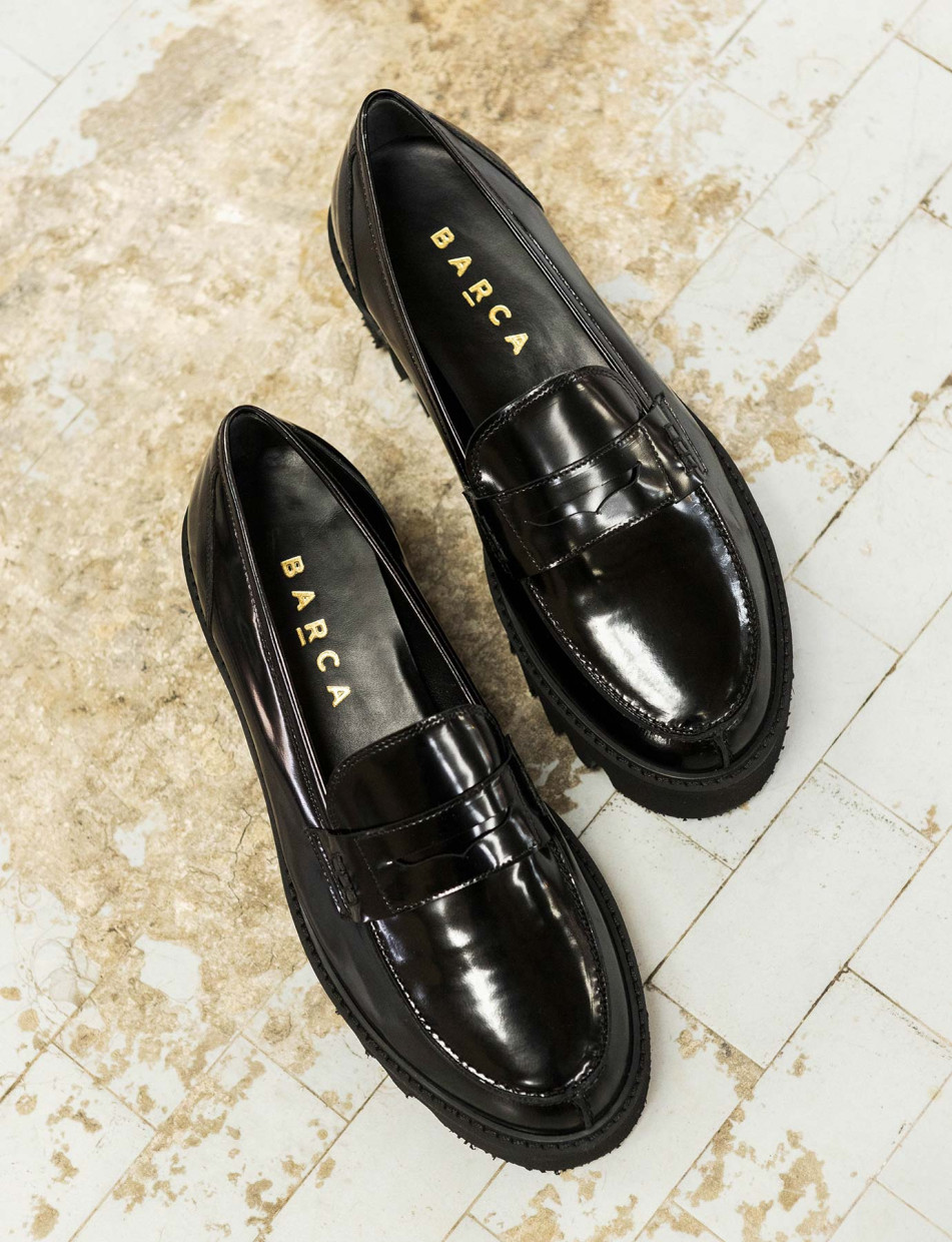 Mocassino tacco 2cm con  fondo gomma seghettato 4cm e soletto interno in vera pelle. Tomaia in pelle lucida abrasivata nero