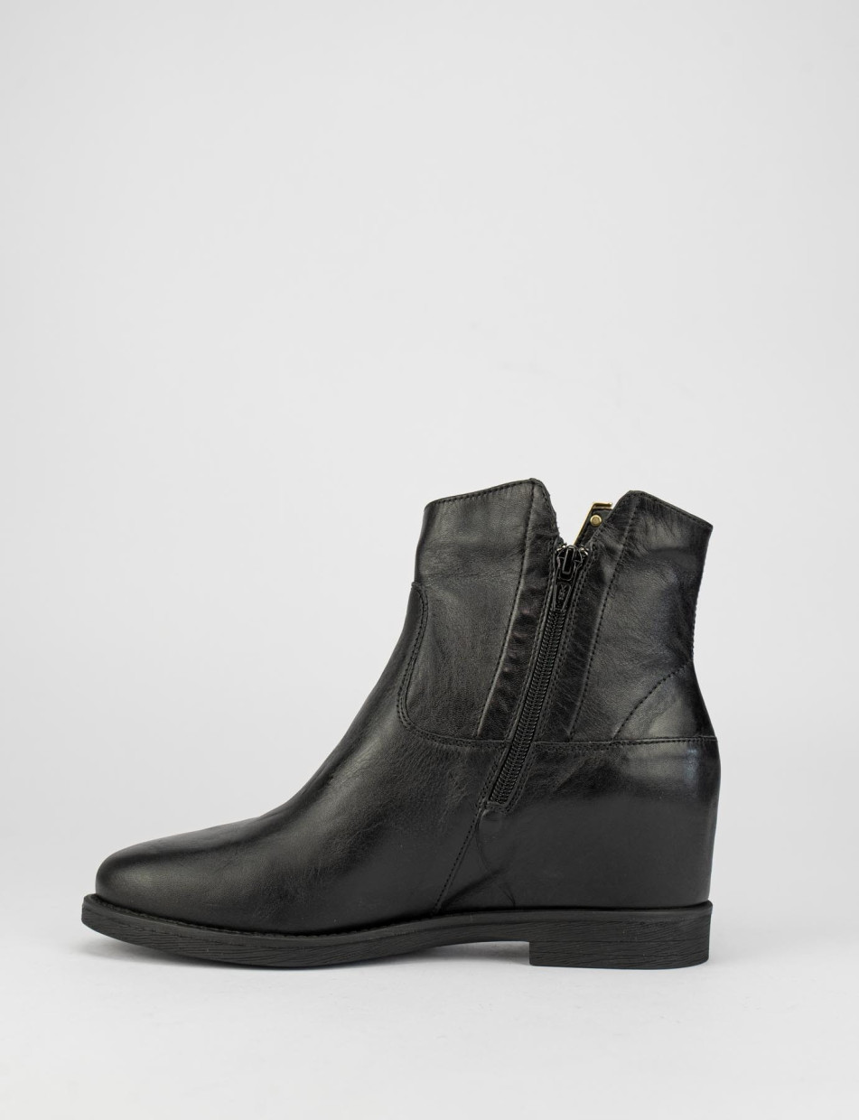 Stivale tronchetto zeppa interna 3 cm nero