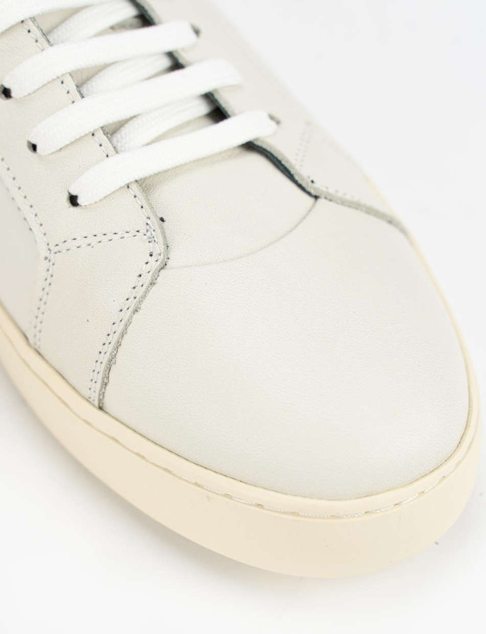 Sneaker fondo gomma e soletto interno in vera pelle. Tomaia in morbida nappa bianco
