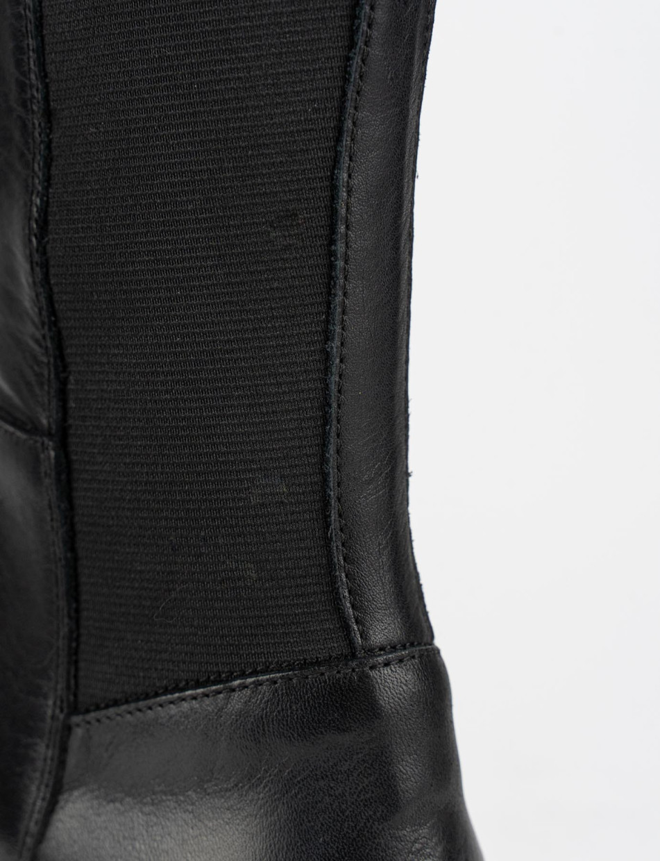 Low heel boots heel 2 cm black leather