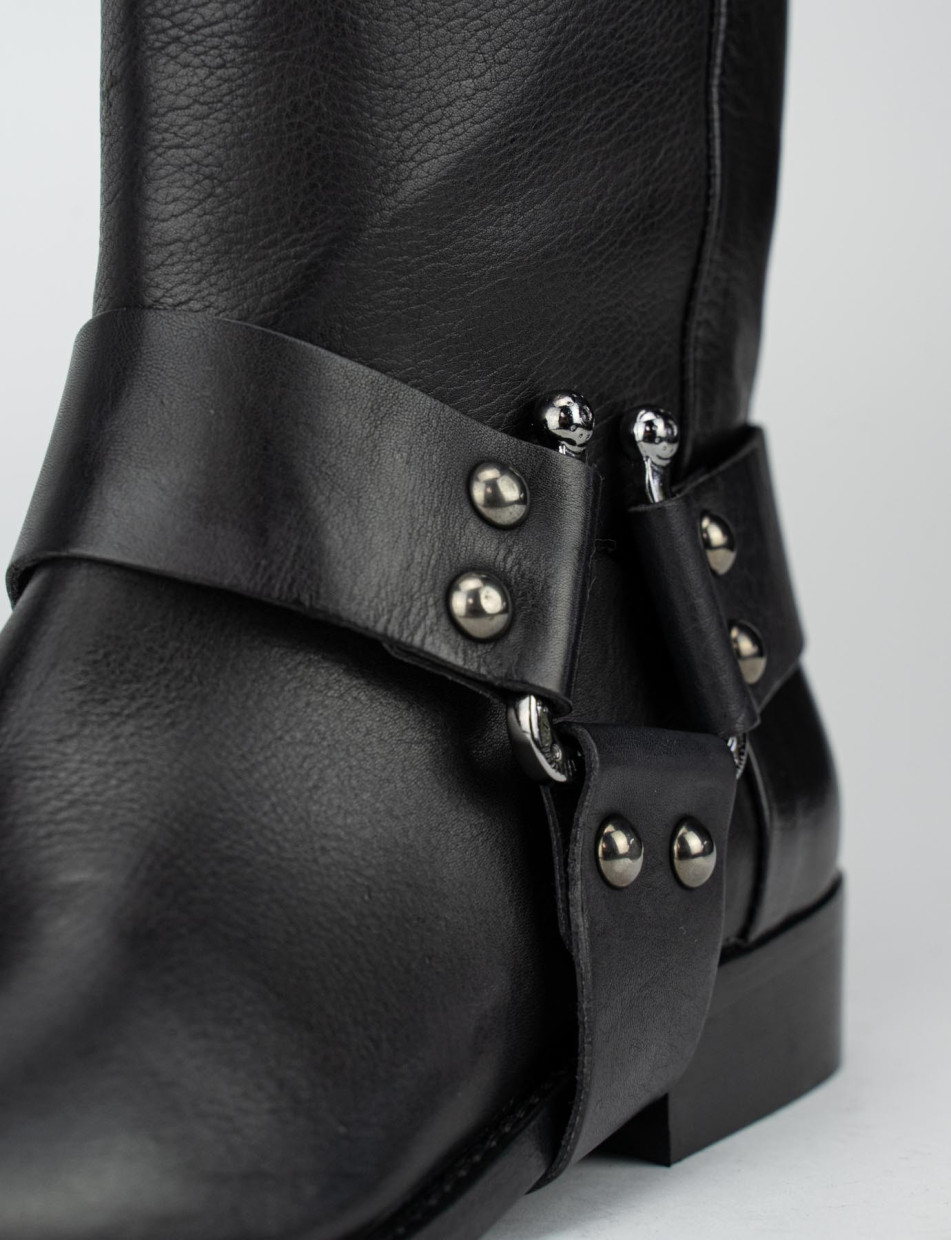 Low heel boots heel 2 cm black leather