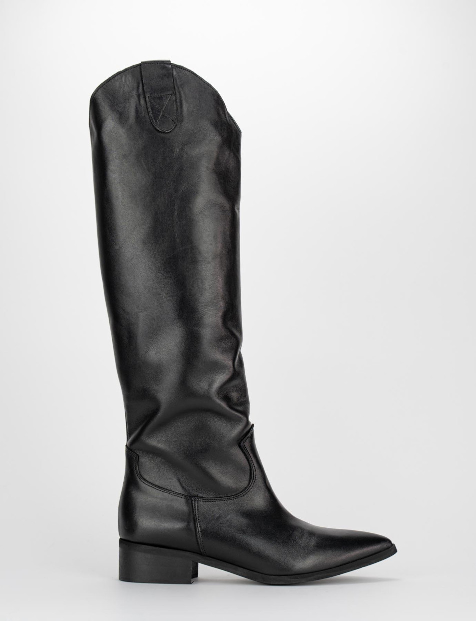 Low heel boots heel 2 cm black leather