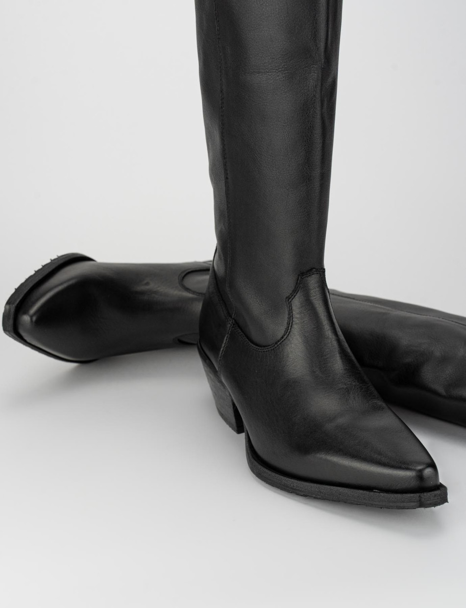 Low heel boots heel 4 cm black leather