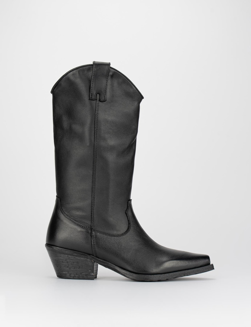 Low heel boots heel 4 cm black leather