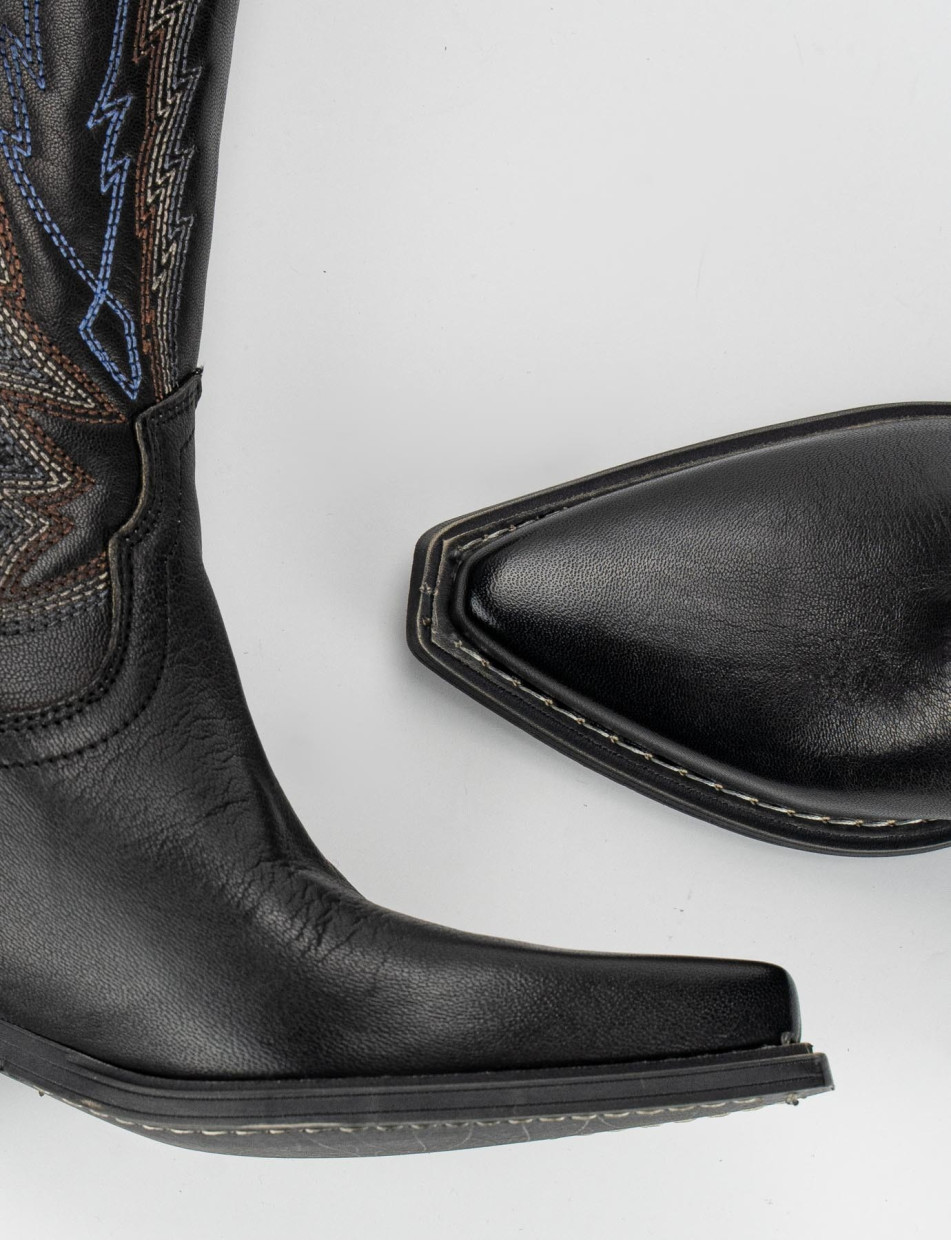 Stivale tacco 3 cm nero