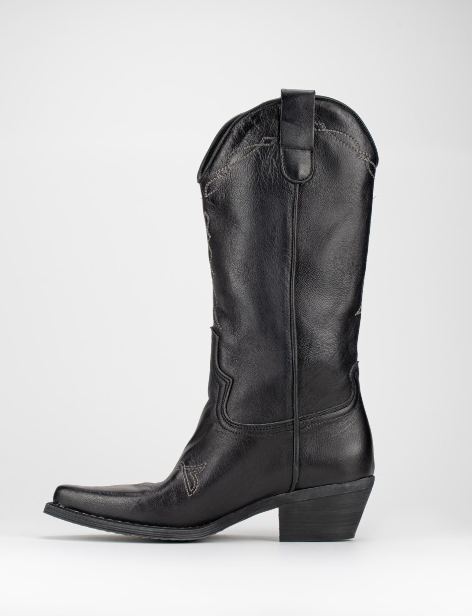 Low heel boots heel 4 cm black leather