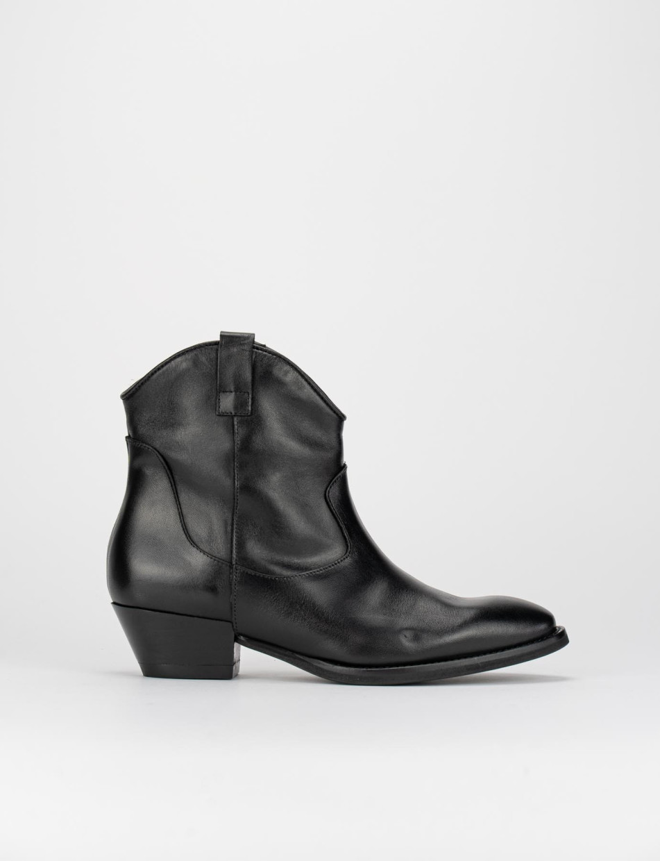 Low heel ankle boots heel 3 cm black leather