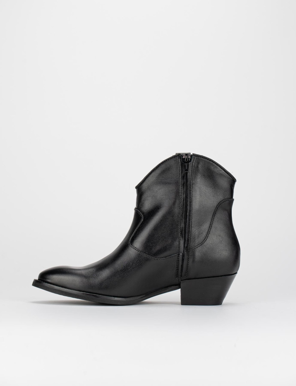 Low heel ankle boots heel 3 cm black leather