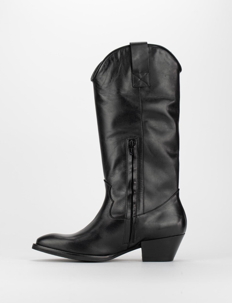 Low heel boots heel 3 cm black leather