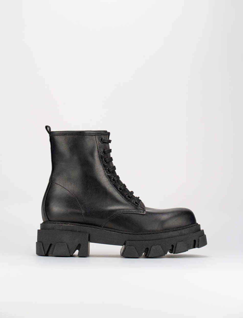 Combat boots heel 2 cm black leather