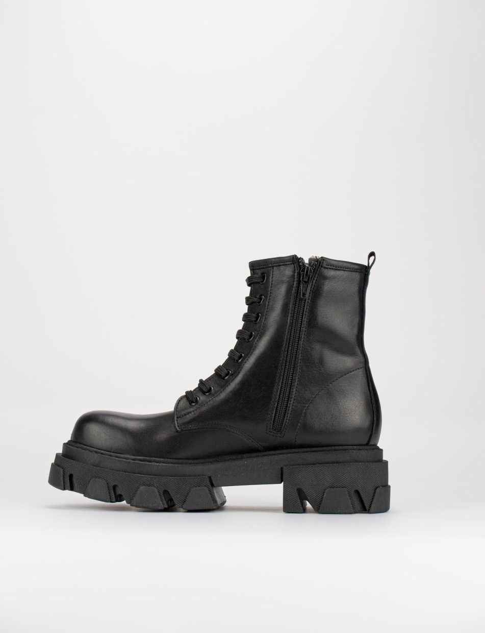 Combat boots heel 2 cm black leather