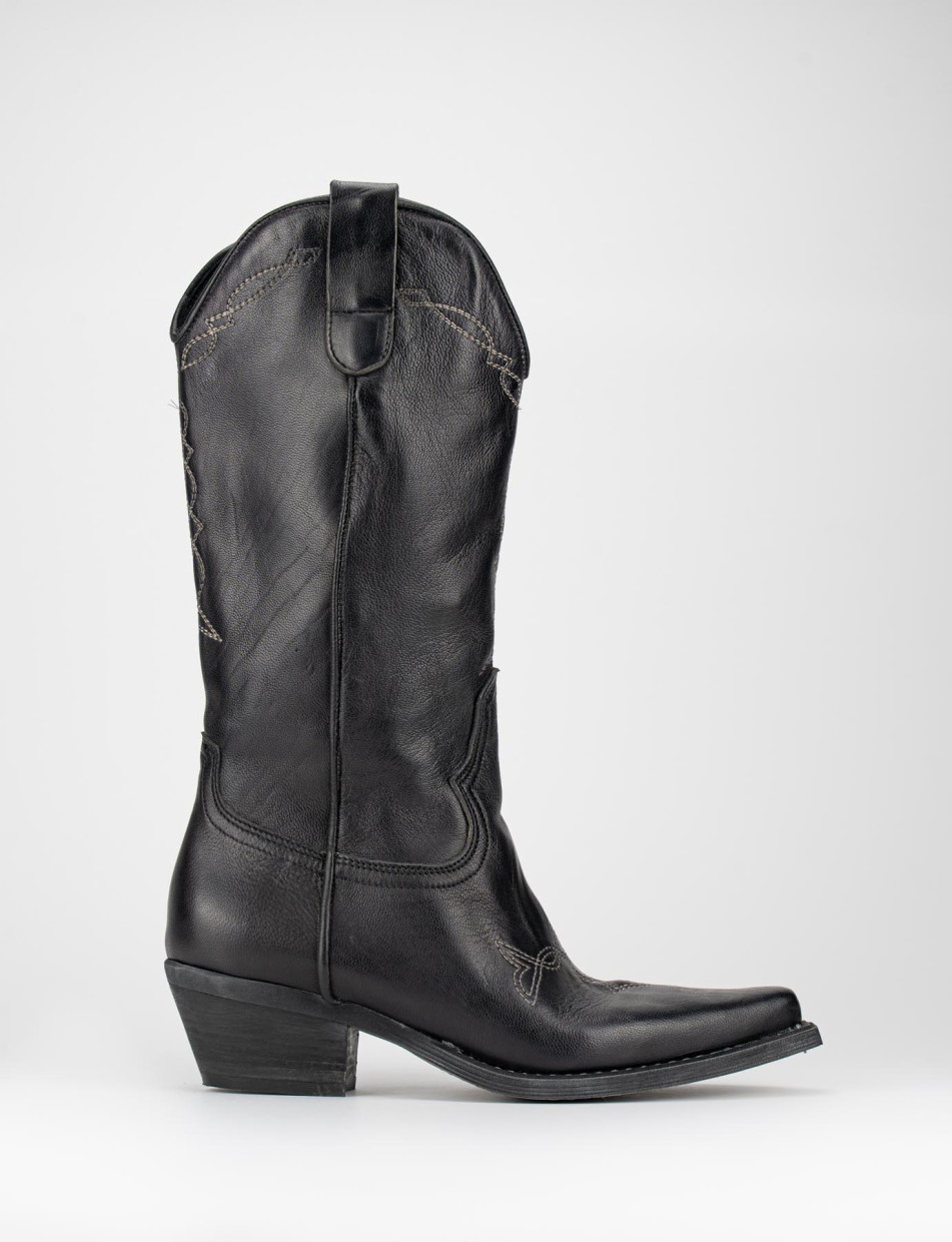 Low heel boots heel 4 cm black leather