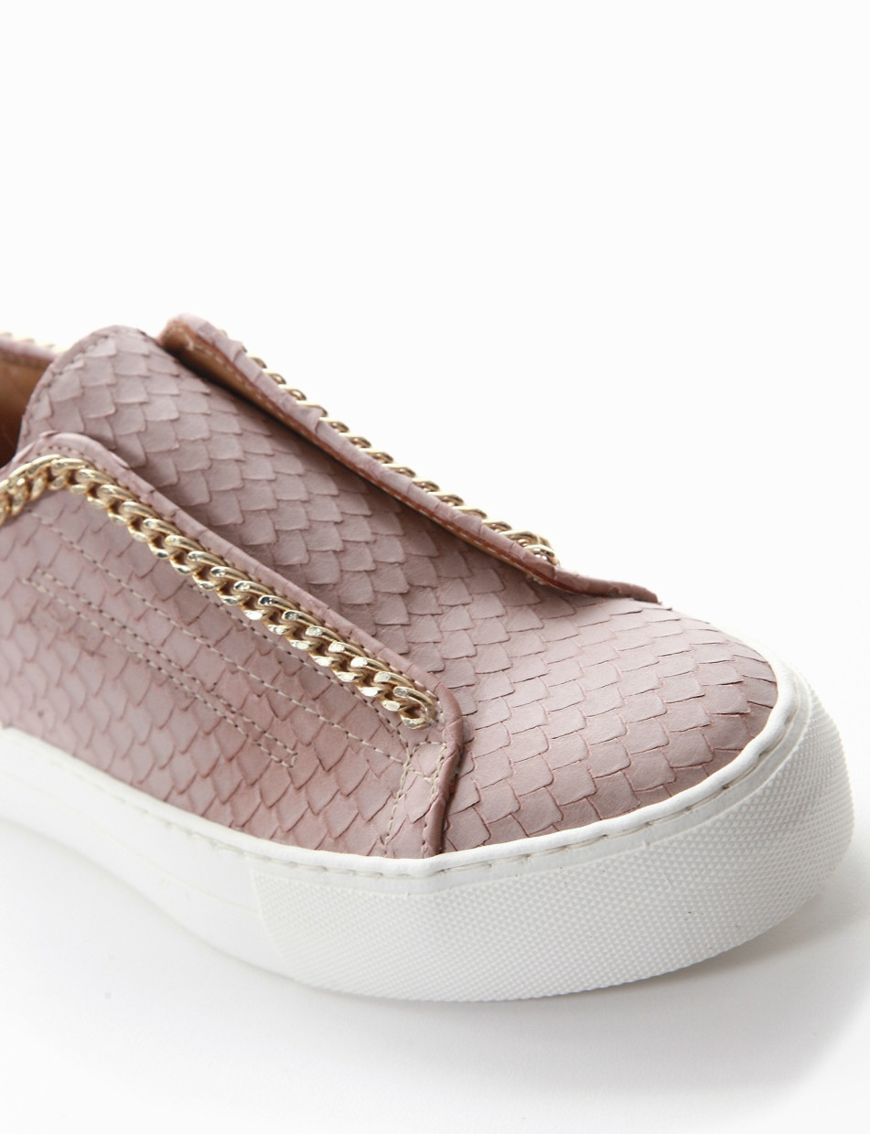 Sneaker fondo gomma e soletto interno in vera pelle. Tomaia in nuovissimo materiale pelle stampata squama rosa