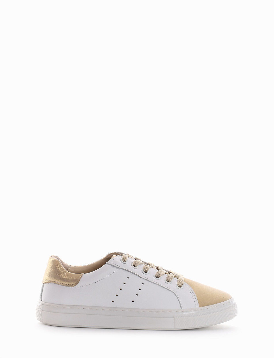 Sneakers fondo gomma e soletto interno in vera pelle. Tomaia in morbida pelle con lacci beige