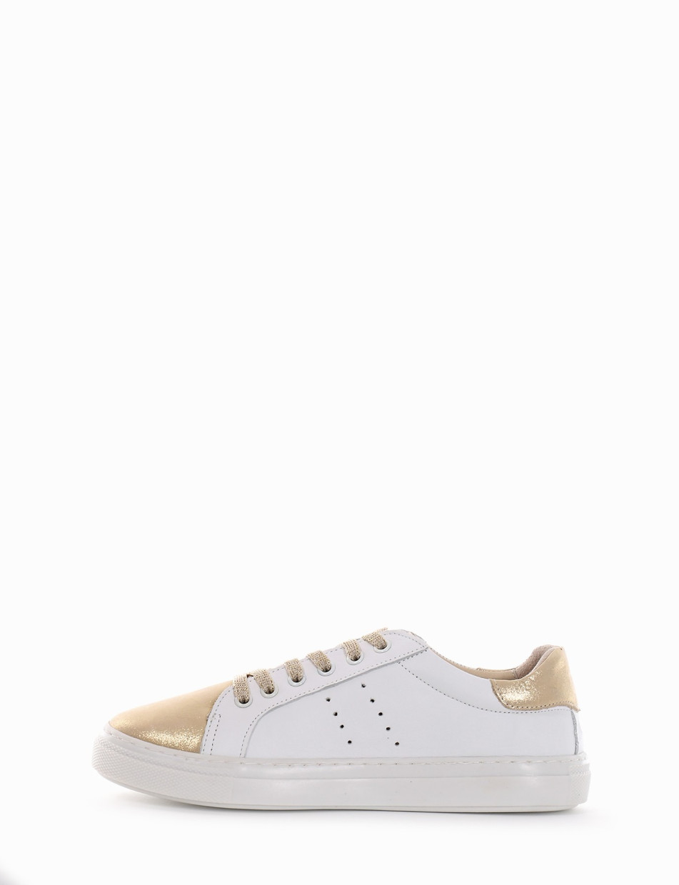 Sneakers fondo gomma e soletto interno in vera pelle. Tomaia in morbida pelle con lacci beige