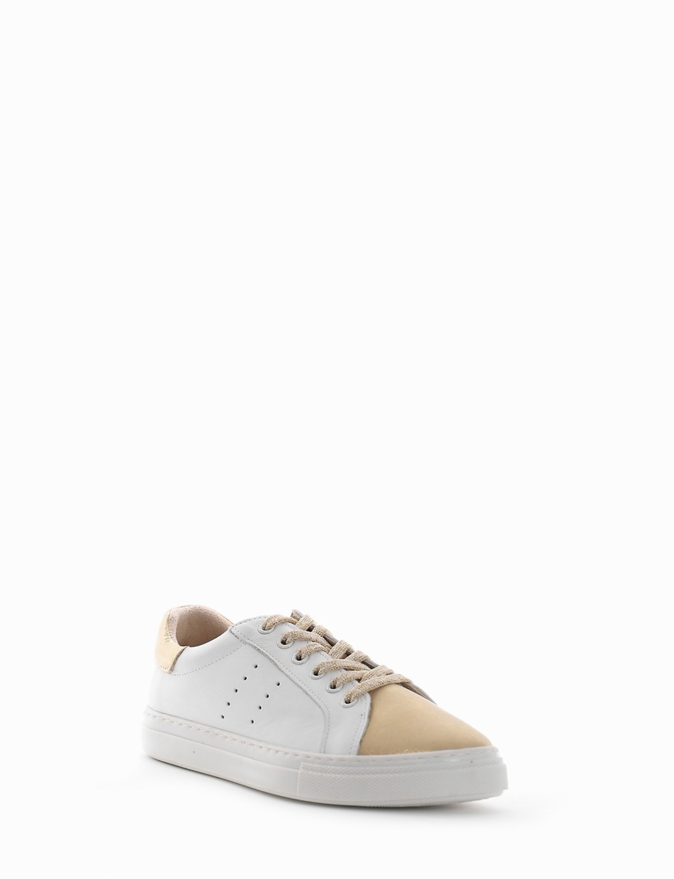 Sneakers fondo gomma e soletto interno in vera pelle. Tomaia in morbida pelle con lacci beige