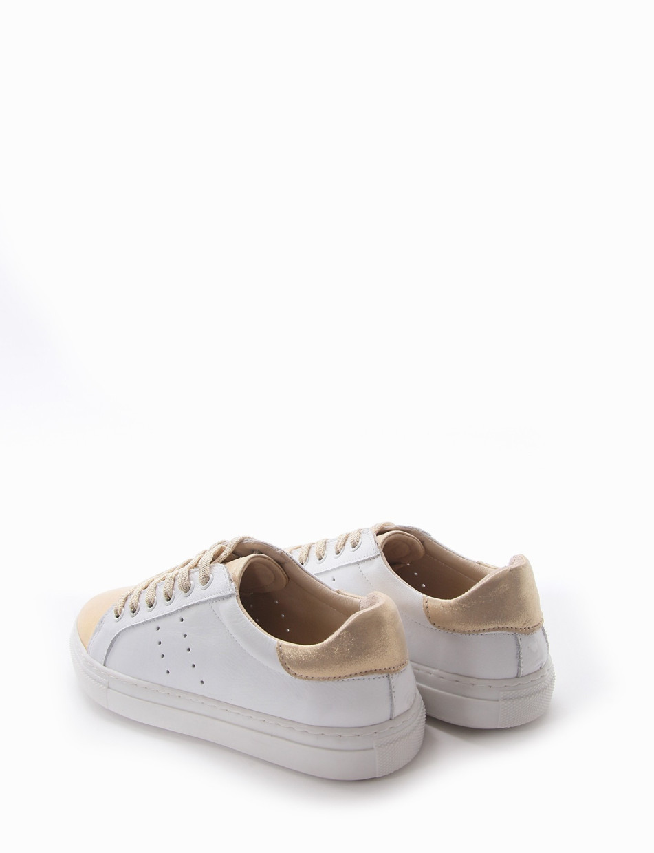 Sneakers fondo gomma e soletto interno in vera pelle. Tomaia in morbida pelle con lacci beige