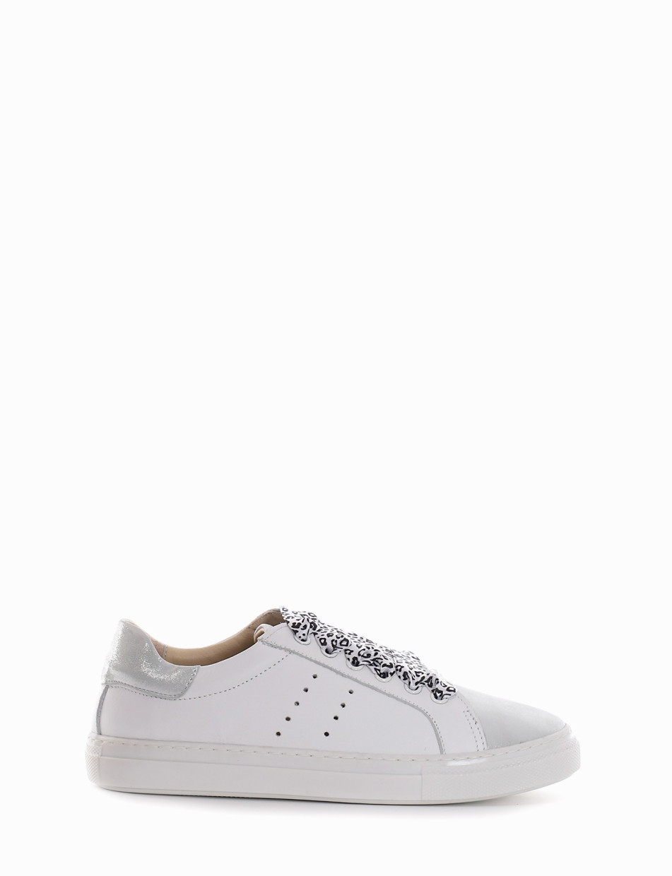 Sneakers fondo gomma e soletto interno in vera pelle. Tomaia in morbida pelle con lacci bianco