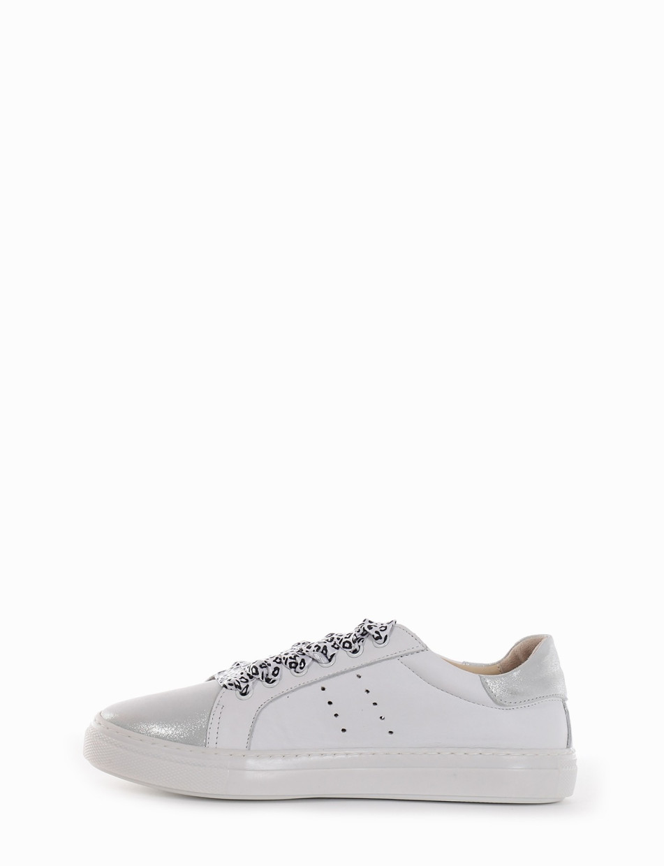 Sneakers fondo gomma e soletto interno in vera pelle. Tomaia in morbida pelle con lacci bianco