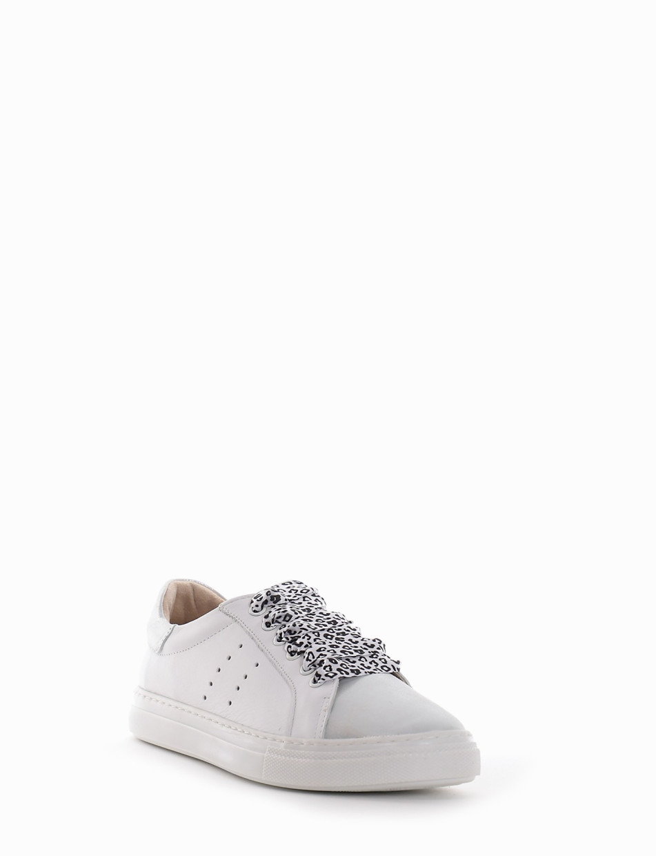 Sneakers fondo gomma e soletto interno in vera pelle. Tomaia in morbida pelle con lacci bianco