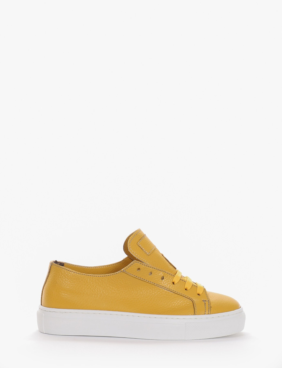 Sneakers yellow leather