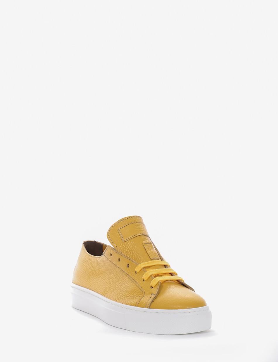 Sneakers yellow leather