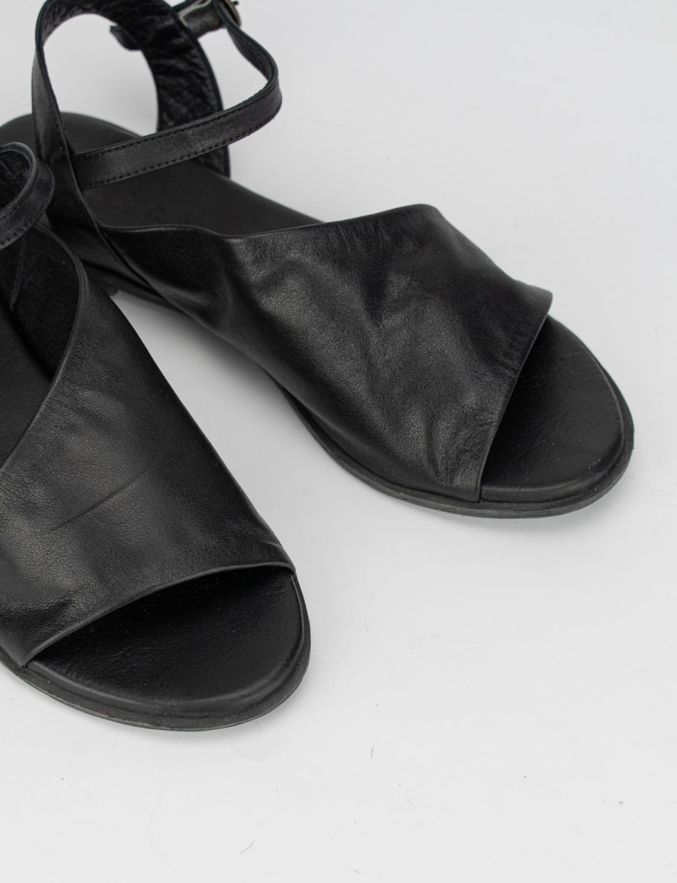 Sandalo tacco 1 cm nero