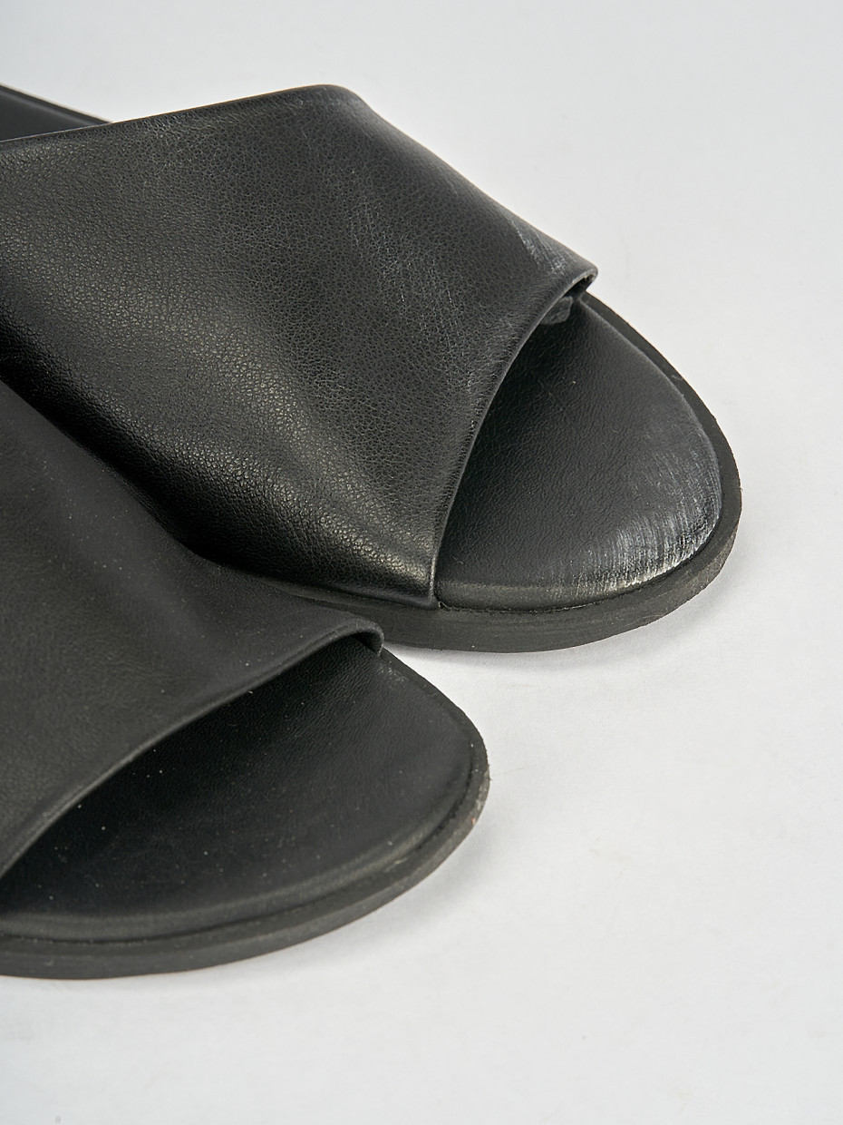 Sandalo tacco 1 cm nero
