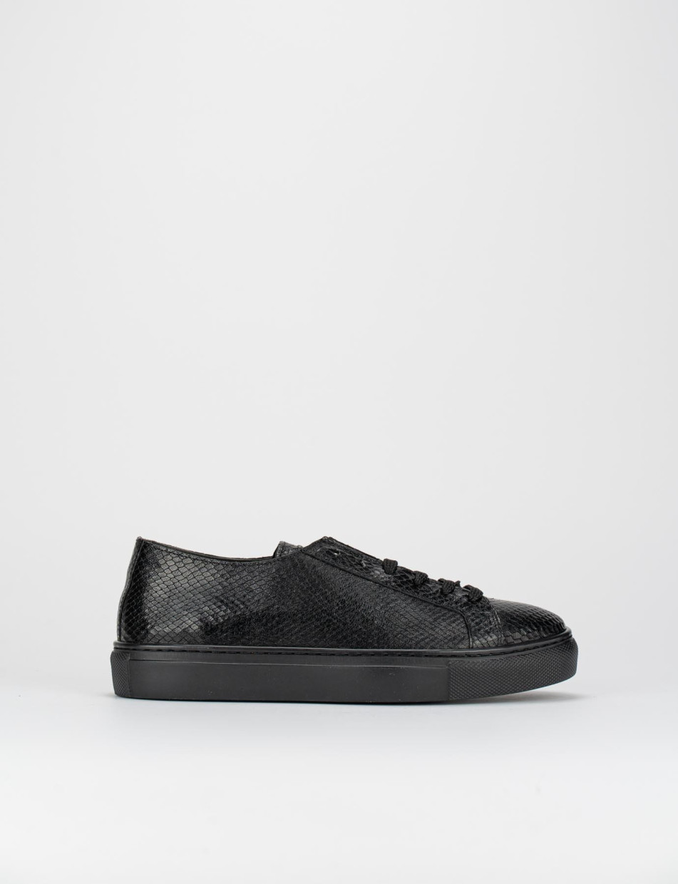 Sneakers  2 cm fondo gomma e soletto interno in vera pelle. Tomaia in morbida pelle pitonata nero