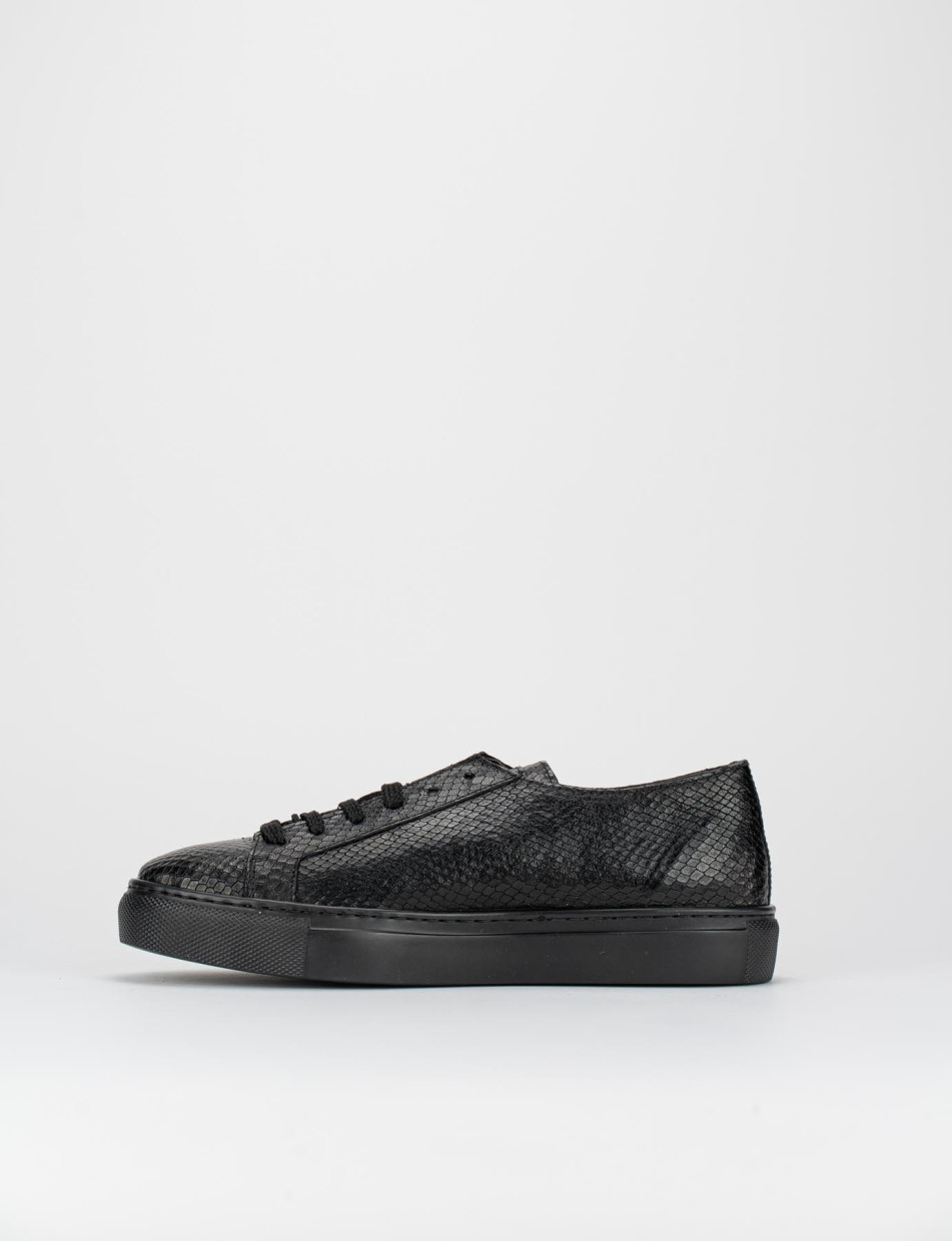 Sneakers  2 cm fondo gomma e soletto interno in vera pelle. Tomaia in morbida pelle pitonata nero