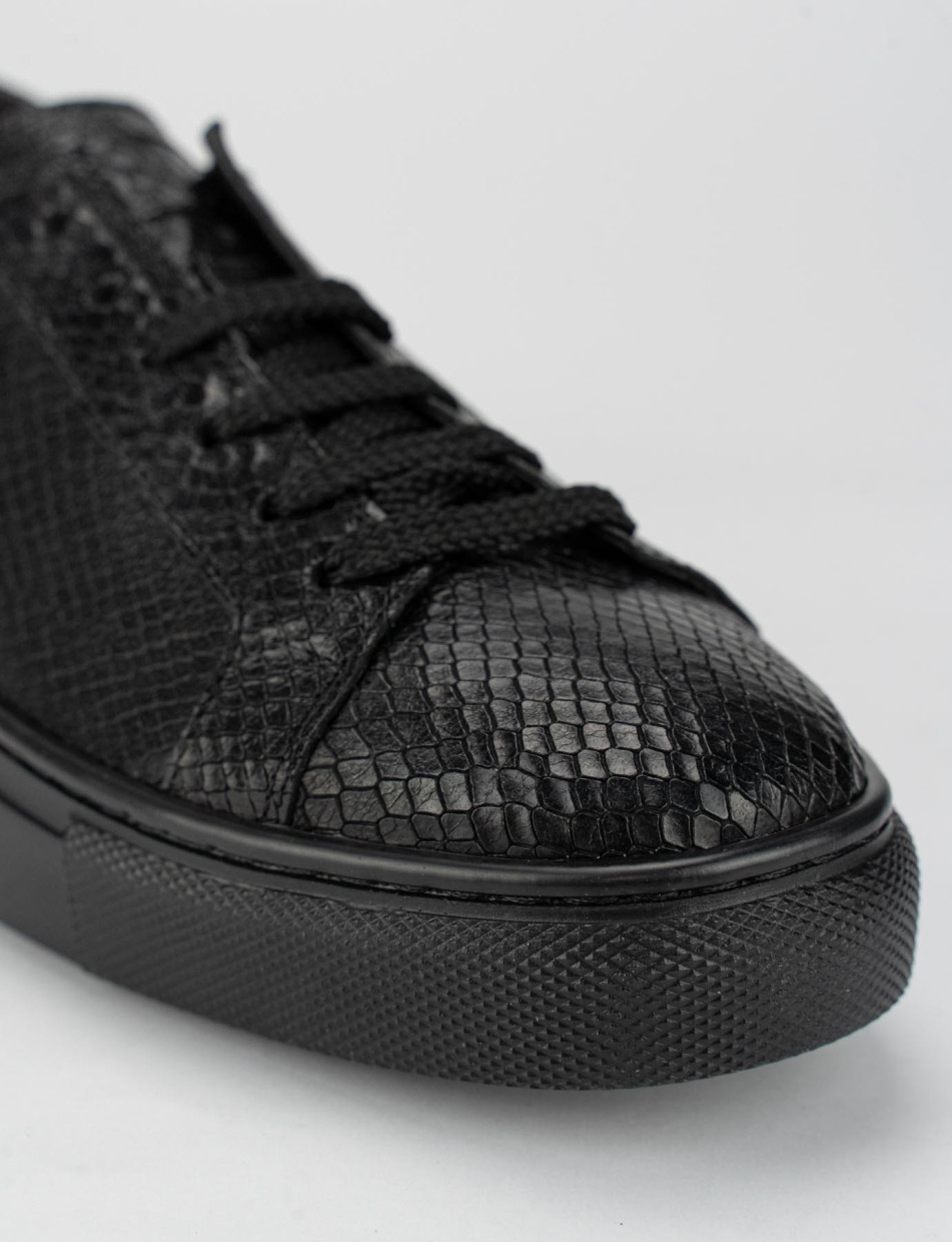 Sneakers  2 cm fondo gomma e soletto interno in vera pelle. Tomaia in morbida pelle pitonata nero