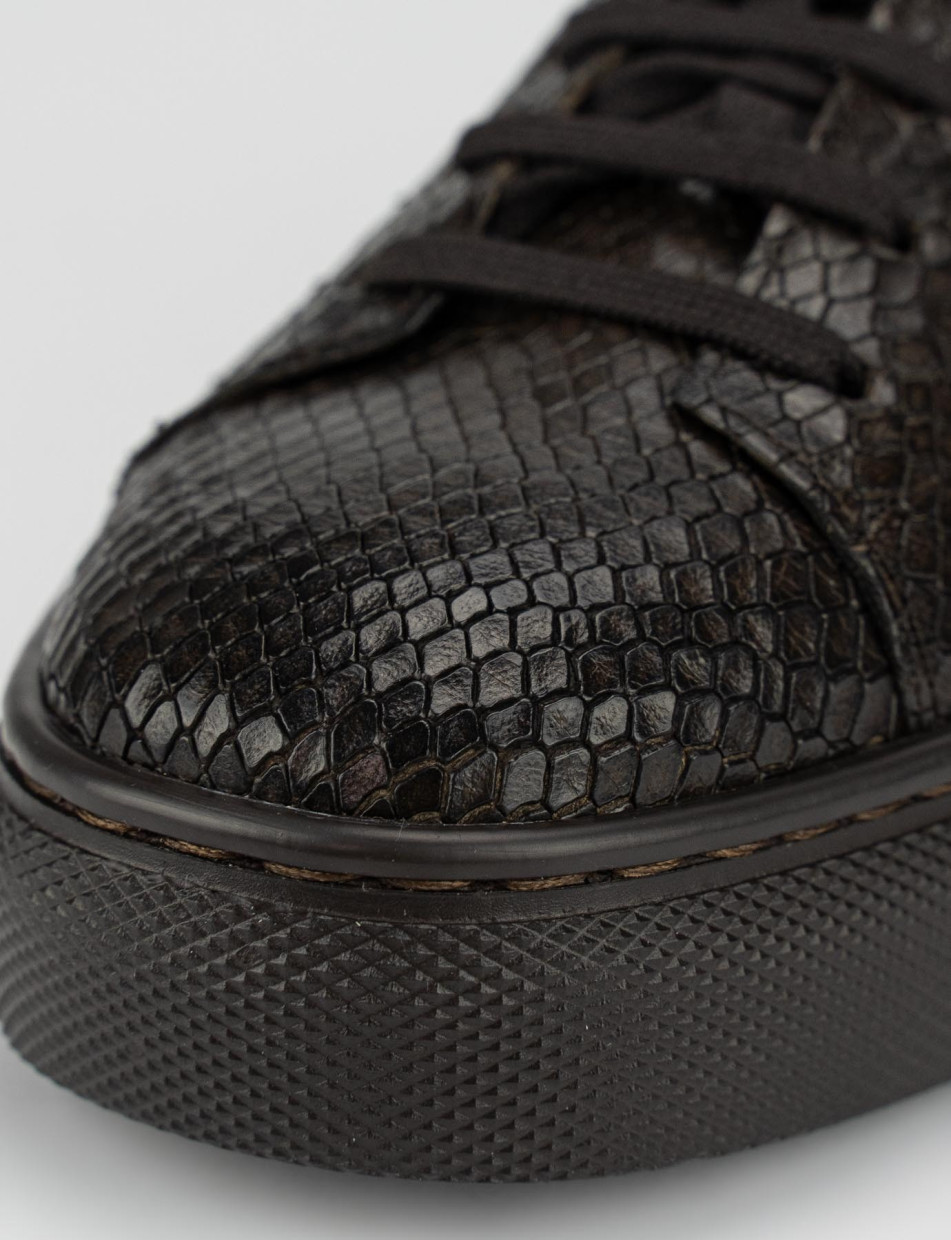 Sneakers  2 cm fondo gomma e soletto interno in vera pelle. Tomaia in morbida pelle pitonata tortora
