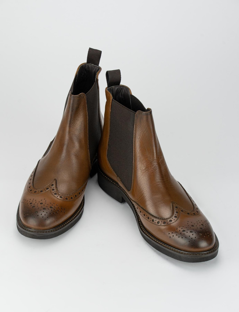 Woman heel 2 cm brown leather