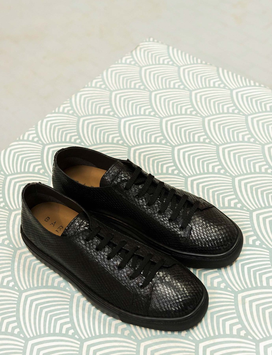Sneakers  2 cm fondo gomma e soletto interno in vera pelle. Tomaia in morbida pelle pitonata nero
