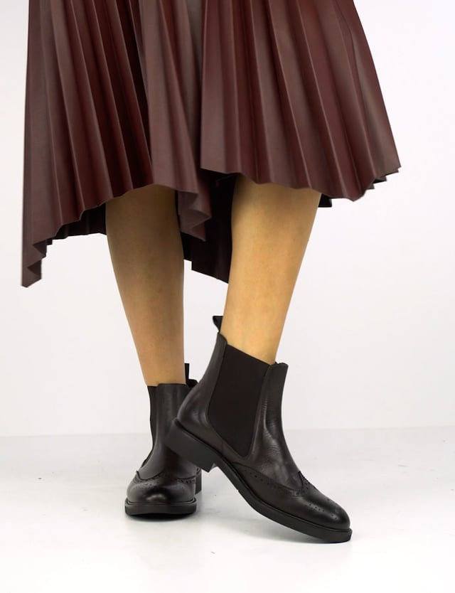 Woman heel 2 cm dark brown leather