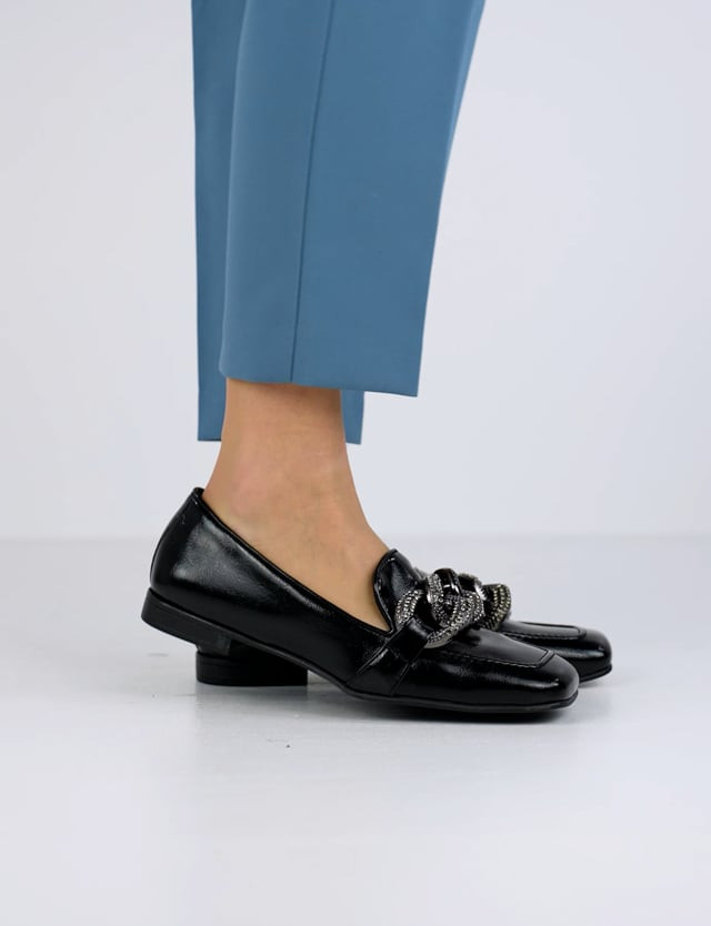 Loafers heel 1 cm black varnish