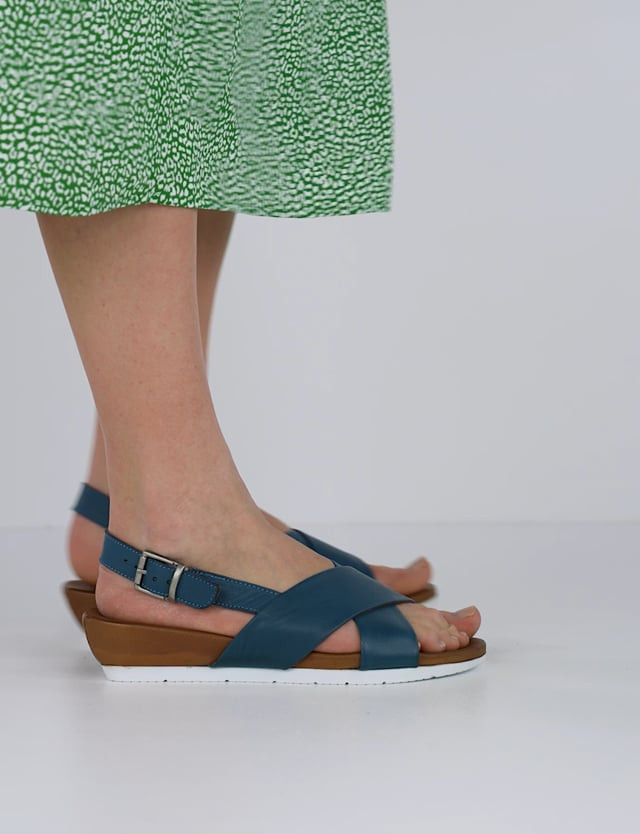 Sandalo zeppa 3 cm azzurro pelle