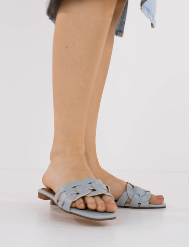 Slippers heel 1 cm light blue leather