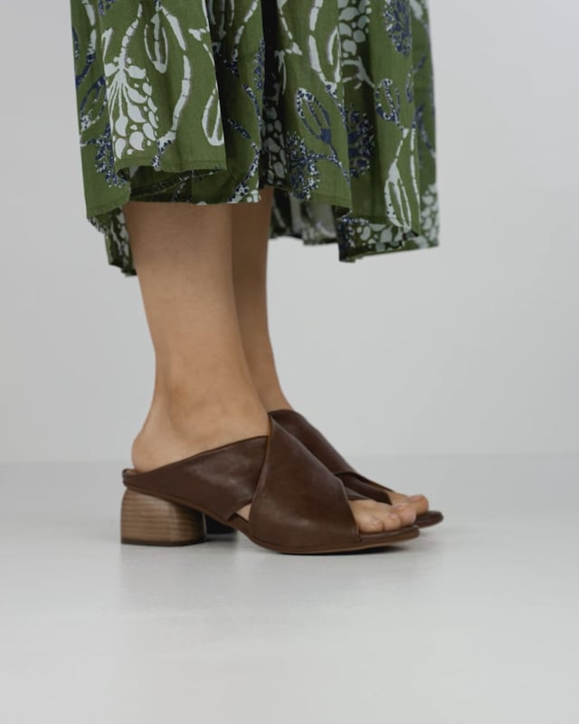 Slippers heel 5 cm dark brown leather