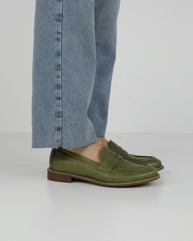 Loafers heel 2 cm green leather