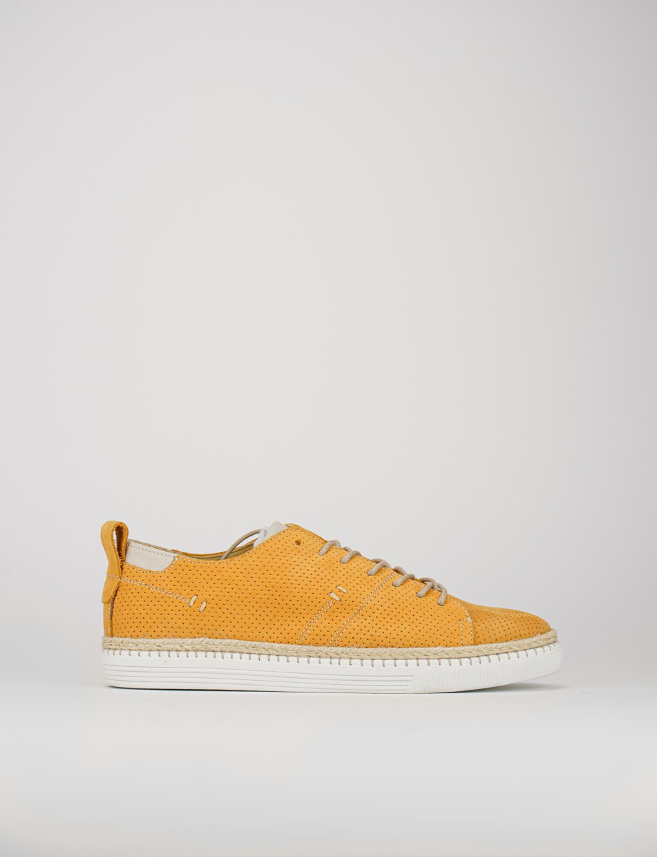 Sneakers yellow nabuk