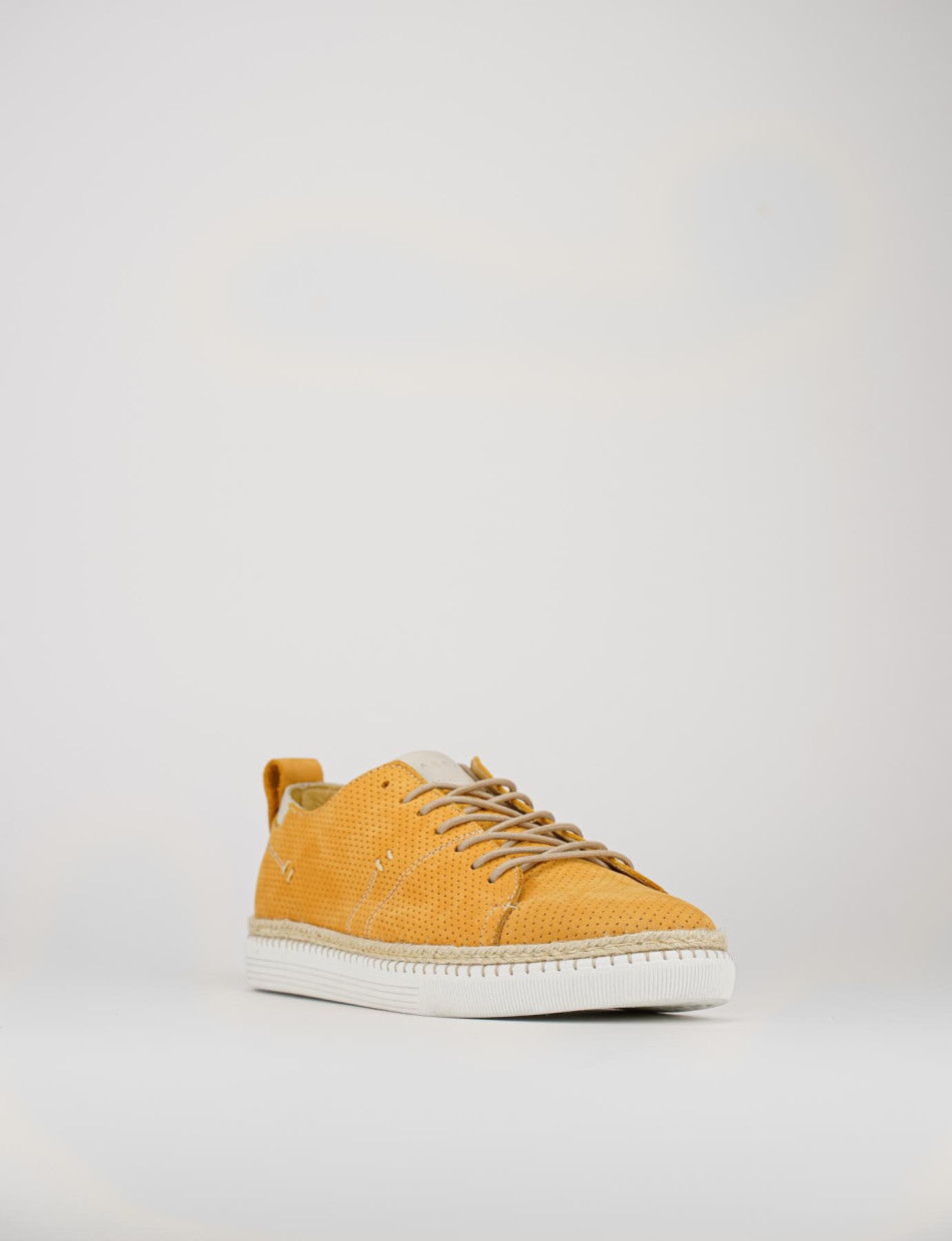 Sneakers yellow nabuk