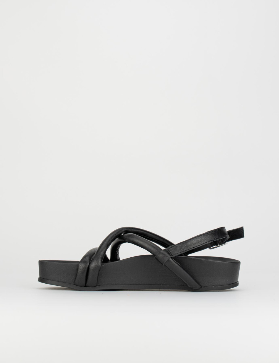 Low heel sandals black leather