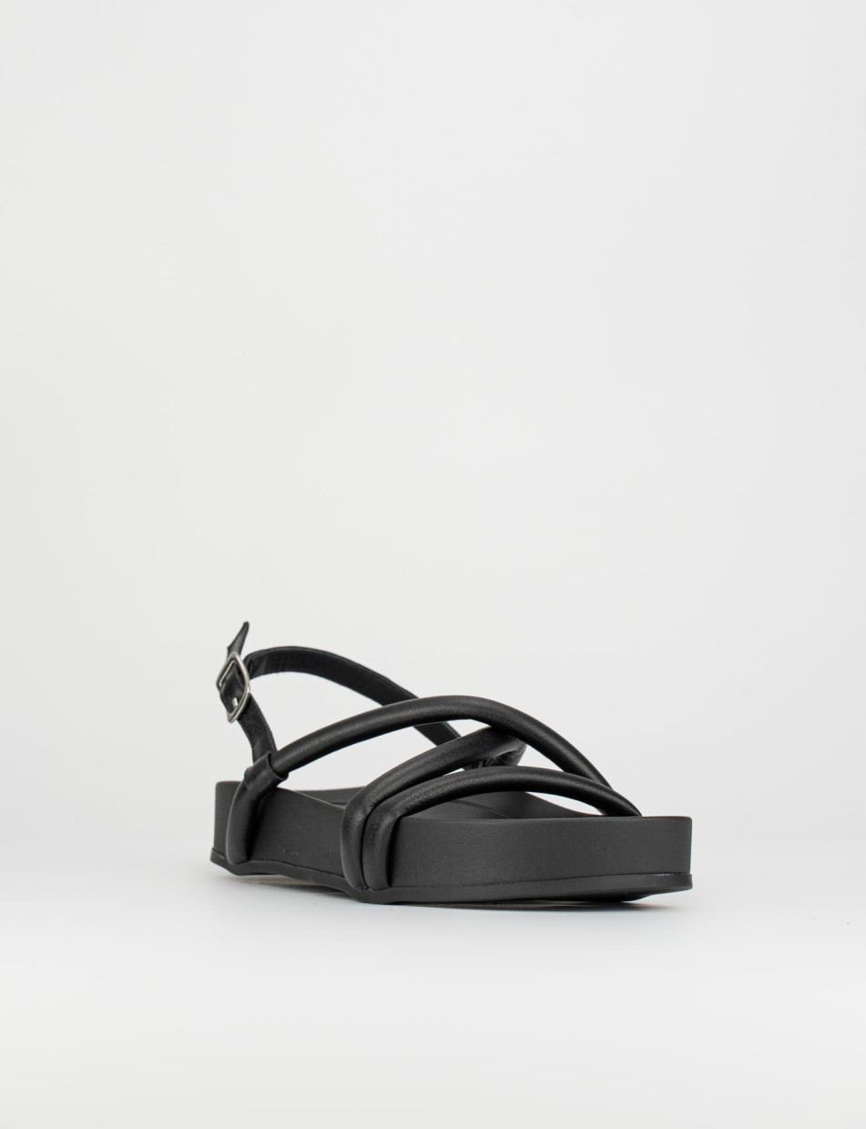 Low heel sandals black leather